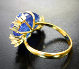 Золотое кольцо с крупным насыщенным кабошоном танзанита 15,28 карата, ограненными танзанитами и бриллиантами Золото