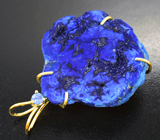 Золотой кулон с крупным пронзительно-синим слайсом азурита 70,29 карата и синим сапфиром