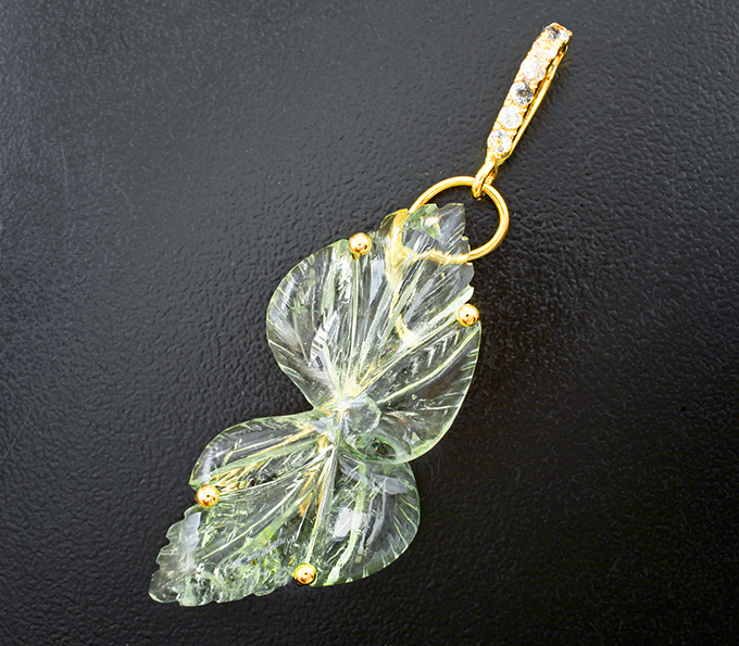 Золотой кулон с ярким резным оливково-зеленым аметистом 18,68 карата и лейкосапфирами