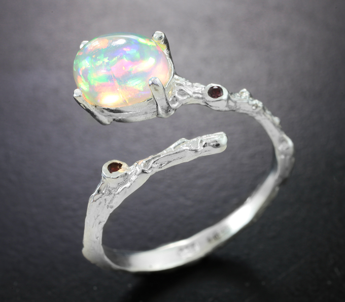 Серебряное кольцо с кристаллическим эфиопским опалом и родолитами