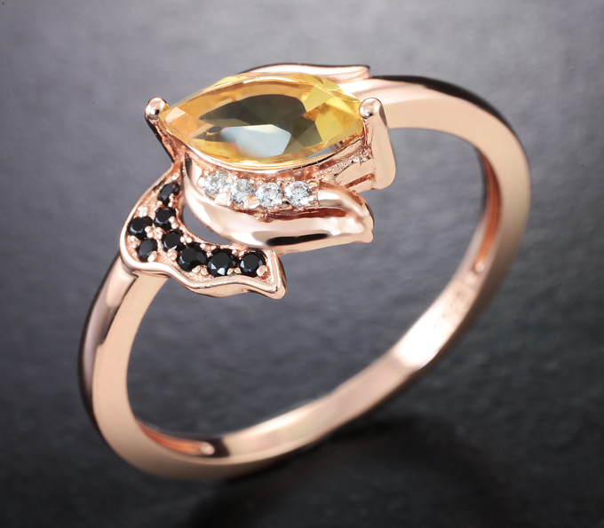 Чудесное серебряное кольцо с цитрином и черными шпинелями
