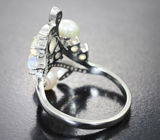 Изысканное серебряное кольцо с жемчугом и кристаллическими эфиопскими опалами