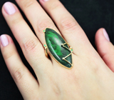 Золотое кольцо с крупным изумрудно-зеленым мау-сит-ситом 36,67 карата, уральскими изумрудами и бесцветными цирконами Золото