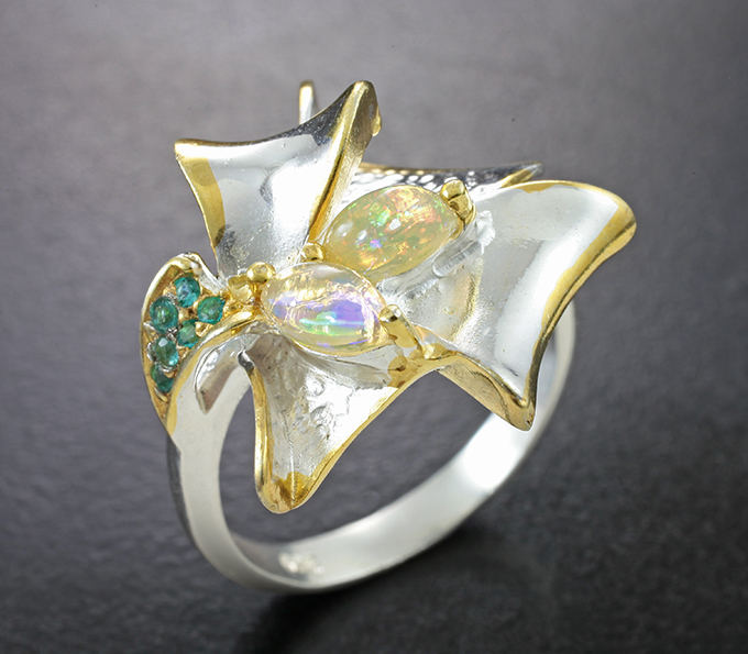 Серебряное кольцо с кристаллическим эфиопским опалом и апатитами