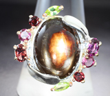 Серебряное кольцо cо звездчатым сапфиром 11,11 карата, перидотами и родолитами Серебро 925