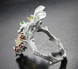 Серебряное кольцо с кристаллическим эфиопским опалом, перидотом, родолитами и диопсидами