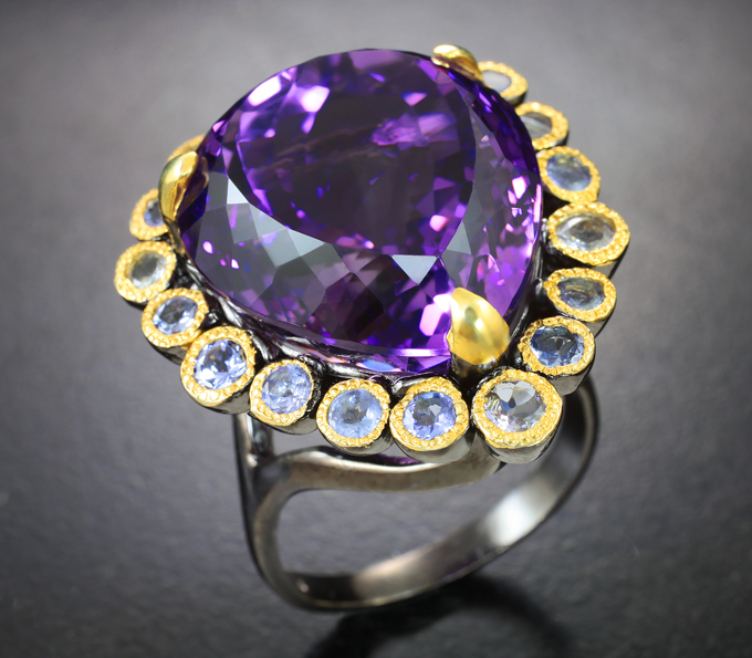 Серебряное кольцо с аметистом 26,03 карата и танзанитами