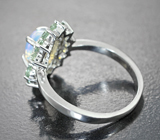 Чудесное серебряное кольцо с кристаллическим эфиопским опалом и зелеными сапфирами Серебро 925