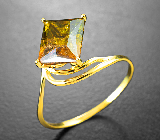 Золотое кольцо с полихромным турмалином 3,85 карата