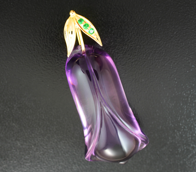 Золотоый кулон с крупным резным полихромным аметистом 72,08 карата и цаворитами