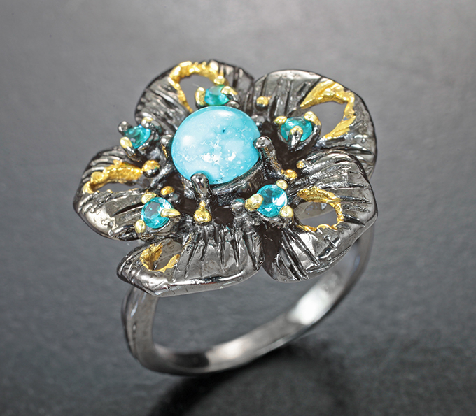 Серебряное кольцо с бирюзой и «неоновыми» апатитами