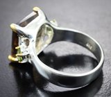 Серебряное кольцо с дымчатым кварцем авторской огранки 4,75 карата и перидотами