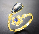 Золотое кольцо cо звездчатым сапфиром редкой формы, синим сапфиром и бриллиантом Золото