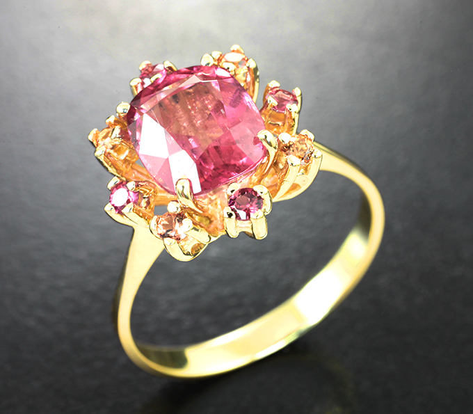 Золотое кольцо с ярким «неоновым» полихромным турмалином 2,66 карата и сапфирами