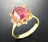 Золотое кольцо с ярким «неоновым» полихромным турмалином 2,66 карата и сапфирами Золото