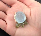Крупная золотая брошь с резным аквамарином 49,85 карата, резными зелеными турмалинами и бесцветными топазами