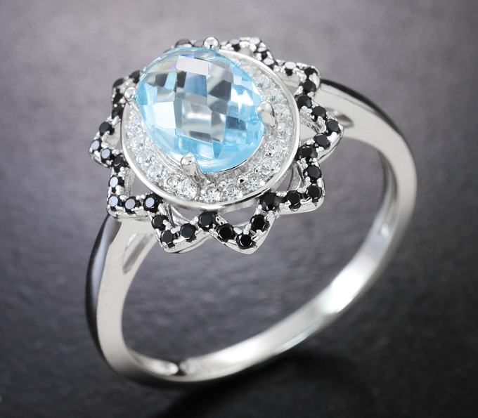 Серебряное кольцо с голубым топазом и черными шпинелями