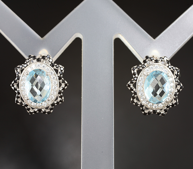 Серебряные серьги с голубыми топазами и черными шпинелями