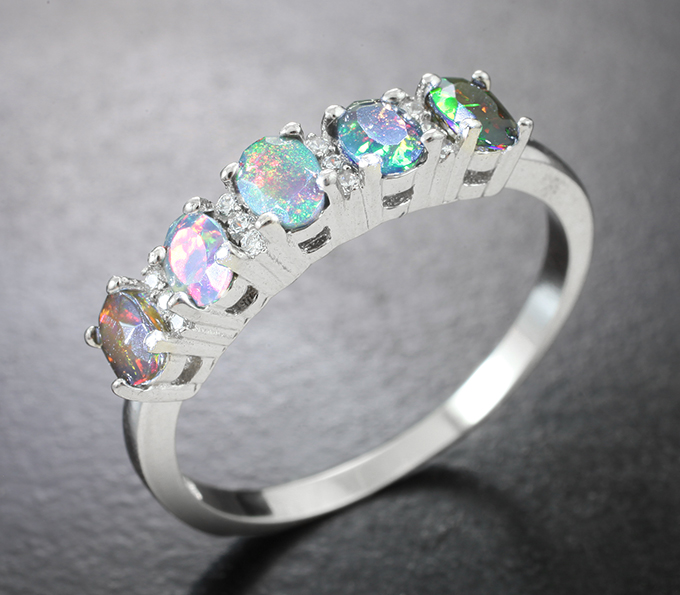 Элегантное серебряное кольцо с ограненными черными опалами