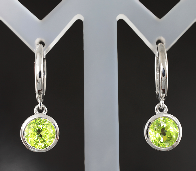 Чудесные серебряные серьги с перидотами