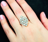 Впечатляющее серебряное кольцо с голубыми топазами