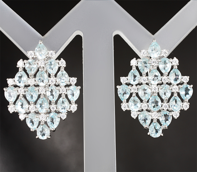 Впечатляющие серебряные серьги с голубыми топазами