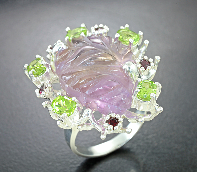 Серебряное кольцо с резным аметрином, перидотами и альмандинами гранатами