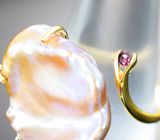 Золотое кольцо с кремово-розовой жемчужиной барокко 14,81 карата и шпинелью