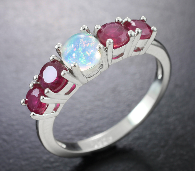 Яркое серебряное кольцо с кристаллическим эфиопским опалом и рубинами