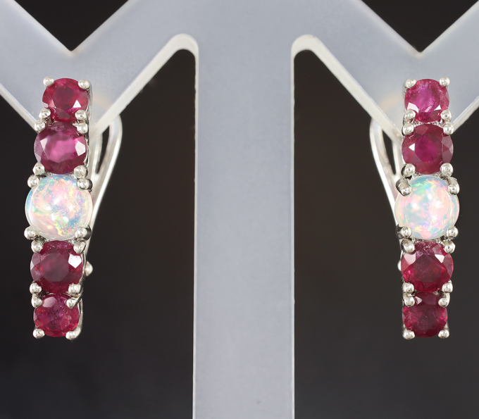 Яркие серебряные серьги с кристаллическими эфиопскими опалами и рубинами