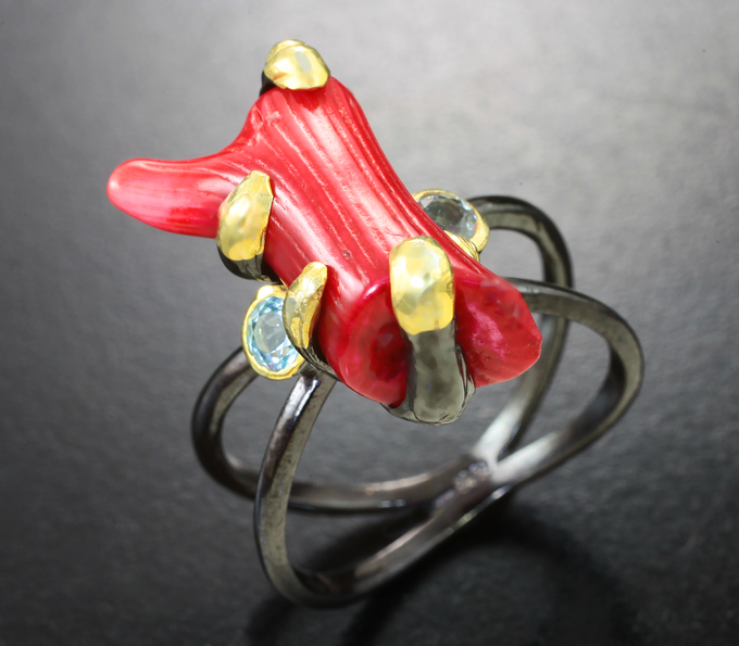 Серебряное кольцо с натуральным solid кораллом и голубыми топазами