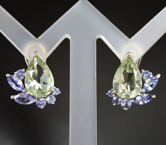 Превосходные серебряные серьги с зелеными аметистами и танзанитами