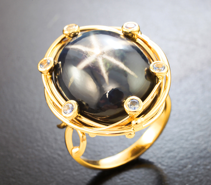Золотое кольцо c на редкость крупным звездчатым 28,15 карата и васильковыми сапфирами