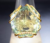 Массивное золотое кольцо с ярким аквамарином оттенка морской волны 26,36 карата и бриллиантами