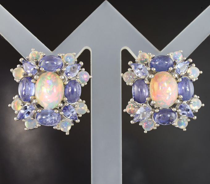 Впечатляющие серебряные серьги с кристаллическими эфиопскими опалами и танзанитами