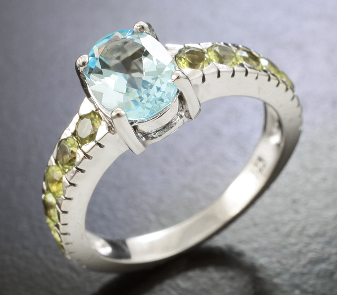 Замечательное серебряное кольцо с голубым топазом и перидотами
