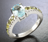 Замечательное серебряное кольцо с голубым топазом и перидотами Серебро 925