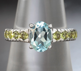Замечательное серебряное кольцо с голубым топазом и перидотами Серебро 925