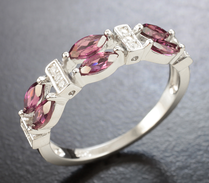 Оригинальное серебряное кольцо с родолитами