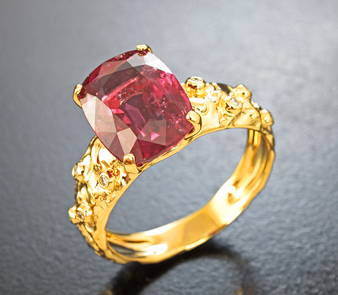 Золотое кольцо с крупным насыщенным рубеллитом турмалином 4,48 карата и бриллиантами