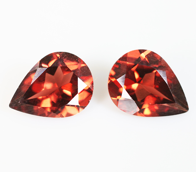 Пара чистейших альмандинов гранатов 2,31 карата