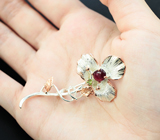 Серебряная брошь с рубином 1,15 карата и перидотом