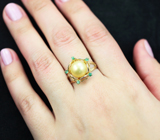 Золотое кольцо с золотистой морской жемчужиной 5,7 карата и уральскими изумрудами