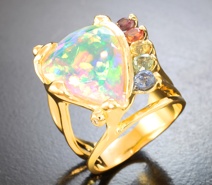 Золотое кольцо с топовым крупным ограненным опалом 5,57 карата, шпинелью, разноцветными сапфирами и бриллиантами