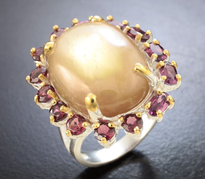 Серебряное кольцо с корундом 32,89 карата и родолитами