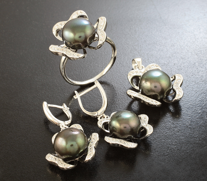 Серебряный комплект с цветным жемчугом