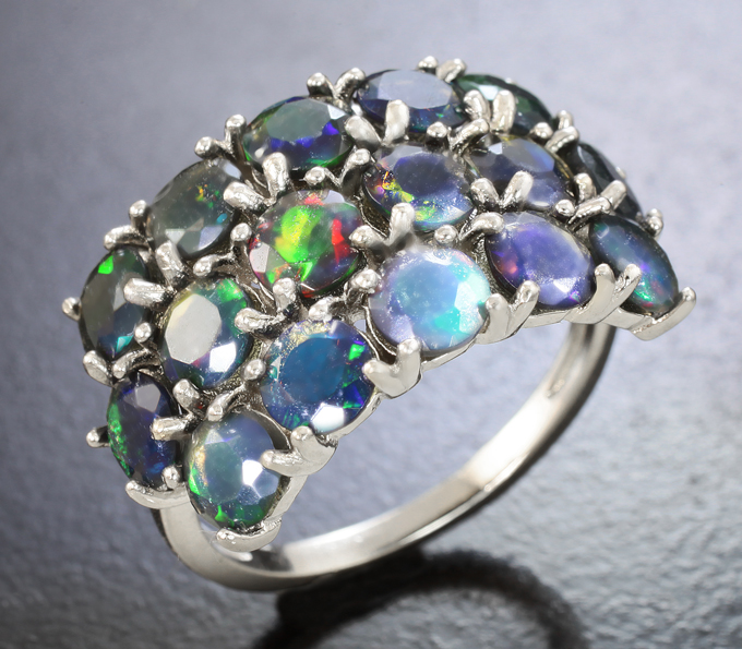 Шикарное серебряное кольцо с ограненными черными опалами