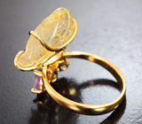 Золотое кольцо с резным рутиловым кварцем 10,5 карата и разноцветными сапфирами