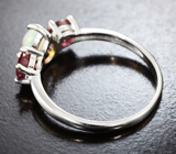 Оригинальное серебряное кольцо с кристаллическим эфиопским опалом и рубинами