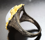 Серебряное кольцо с халцедоном 16,5 карата и голубыми топазами